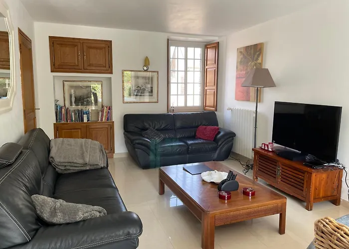 Les Maisons Des Halles Cerisy-la-Foret